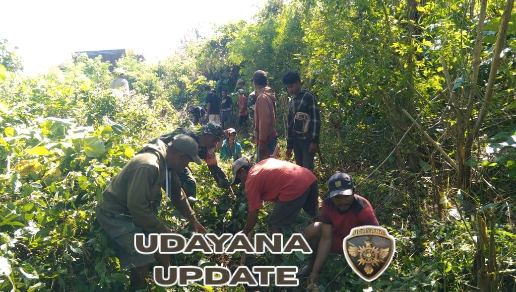 .Babinsa Koramil 01/Lewa Bersama Warga Gotong Royong Bersihkan Saluran Irigasi di Desa Laihau