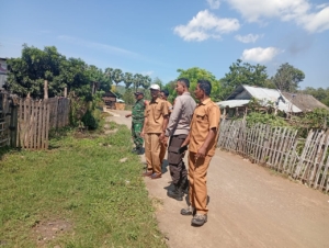 Babinsa Koramil 1614-04 Kilo Tinjau Kesiapan Infrastruktur Desa Sambut HUT RI