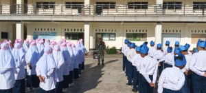 Bangun Karakter Pelajar, Babinsa Lunyuk Latih 50 Siswa PBB di Emang Lestari