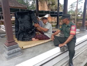 Babinsa Desa Pejeng Dukung Kelancaran Tradisi Sakral di Pura Puseh Panglan
