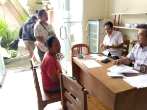 Babinsa Ubud Pastikan Bantuan Beras CBP Tersalur Aman dan Tepat Sasaran di Desa Kedewatan