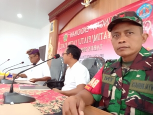 Wujud Kepedulian Sosial, Babinsa Bersama Perbekel Salurkan Bantuan Tas dan Sepatu untuk Anak Yatim