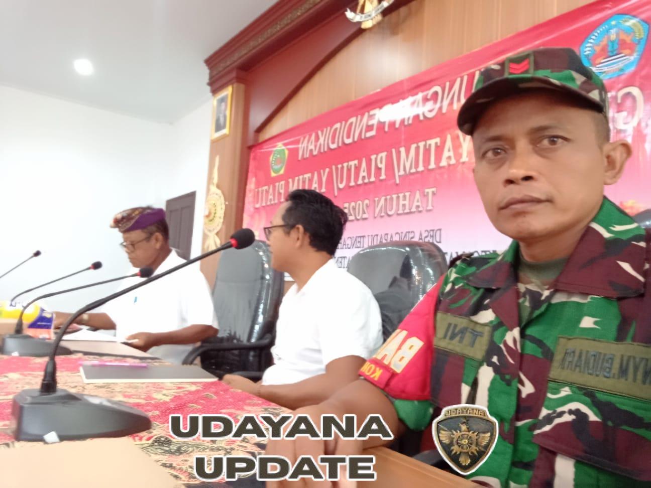 Wujud Kepedulian Sosial, Babinsa Bersama Perbekel Salurkan Bantuan Tas dan Sepatu untuk Anak Yatim