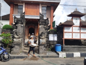 Peran Aktif Babinsa Batubulan Kangin Ciptakan Penyaluran Bantuan yang Aman dan Tertib