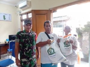 Bersama Perangkat Desa, Babinsa Celuk Awasi Distribusi Bantuan Sosial dari Pemerintah Pusat