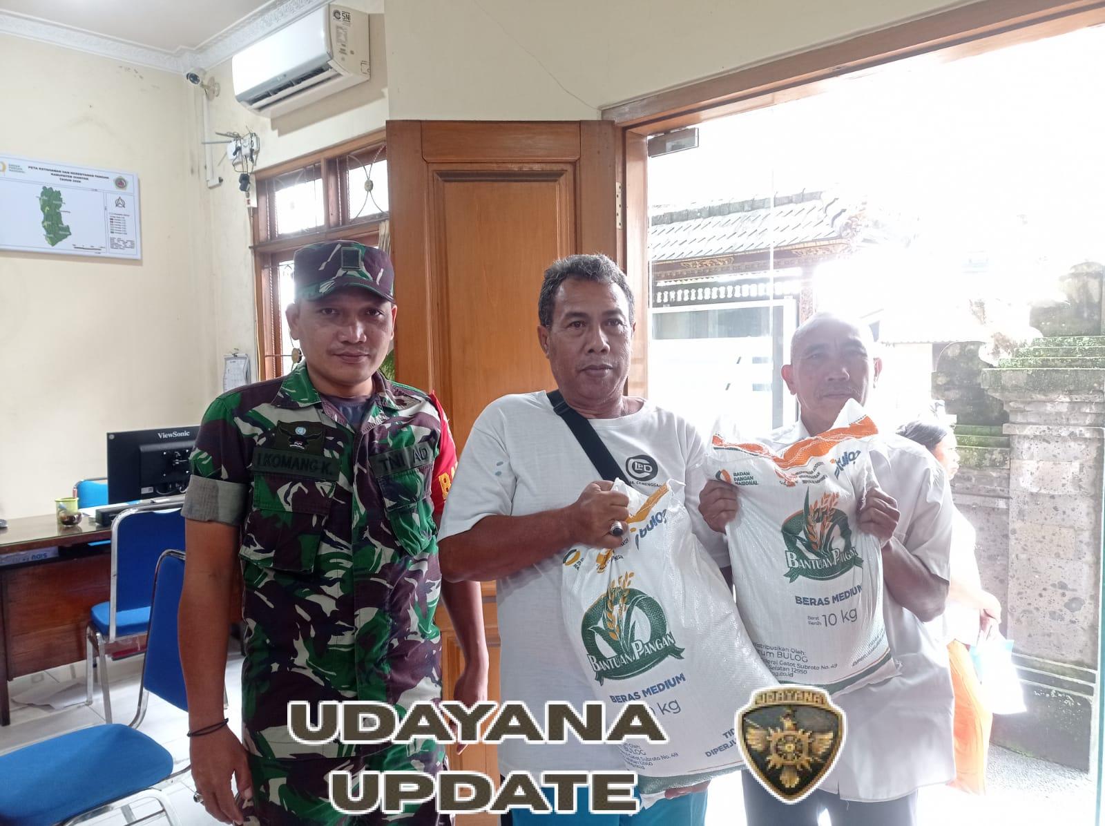 Bersama Perangkat Desa, Babinsa Celuk Awasi Distribusi Bantuan Sosial dari Pemerintah Pusat