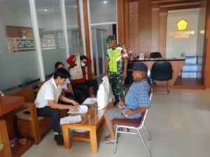 Sinergi Babinsa dan Dinsos Gianyar Jaga Ketertiban Distribusi Beras Bantuan di Singapadu