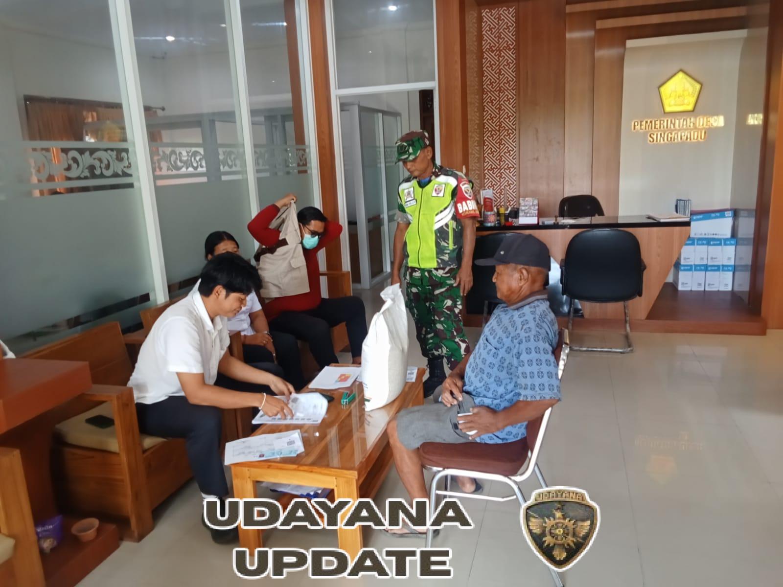 Sinergi Babinsa dan Dinsos Gianyar Jaga Ketertiban Distribusi Beras Bantuan di Singapadu