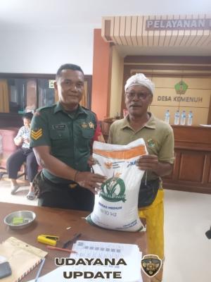 Dukung Ketahanan Pangan, Babinsa Desa Kemenuh Monitor Distribusi 5,6 Ton Beras Bantuan