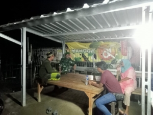 Patroli Malam Koramil 1628-04/Poto Tano, Serda Nurdin Himbau Warga Jaga Keamanan Lingkungan