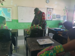 Babinsa Moteng Tunjukkan Kepedulian dengan Hadiri Kegiatan Makan Bergizi di Sekolah Dasar
