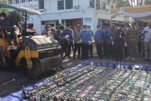 Kasdim 1607/Sumbawa Hadiri Pemusnahan Miras Ilegal Hasil Operasi Gabungan