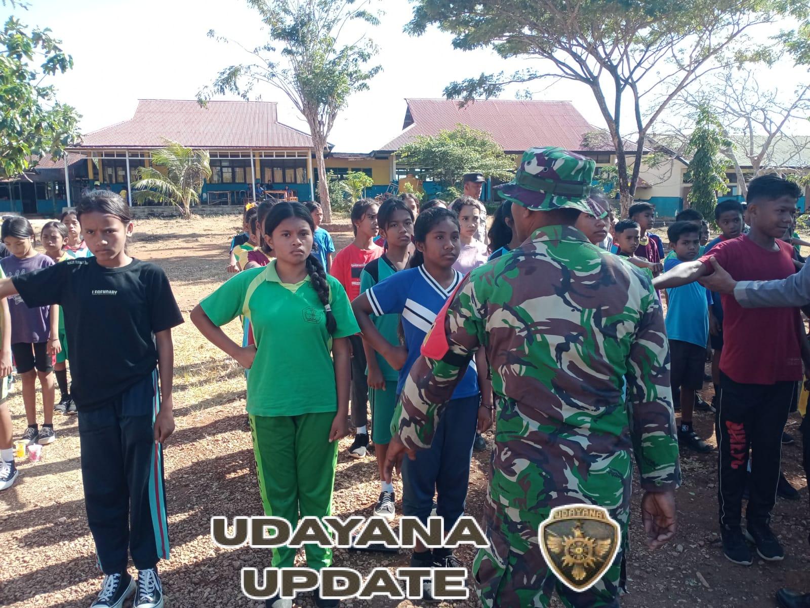 Babinsa Latih Materi Tata Upacara Sipil (TUS) Kepada Siswa Siswi Baru