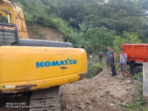 Babinsa Kopda Faisal Idrus Aktif Awasi dan Bantu Pembangunan Kantor Desa Puuwaru