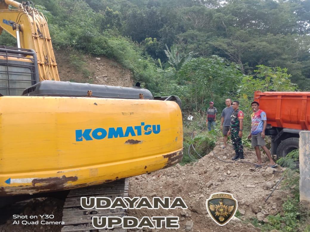 Babinsa Kopda Faisal Idrus Aktif Awasi dan Bantu Pembangunan Kantor Desa Puuwaru