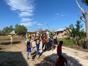 Pos Salore Satgas Yonif 741/GN Bersama Mahasiswa KKN Laksanakan Senam Pagi Bersama Serta Berbagi Bubur Kacang