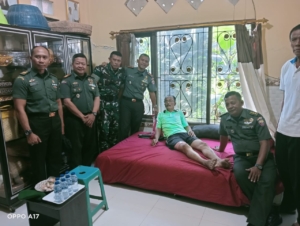 Dandim Gianyar Ajak Anggota Jaga Solidaritas Lewat Kunjungan ke PNS yang Sakit