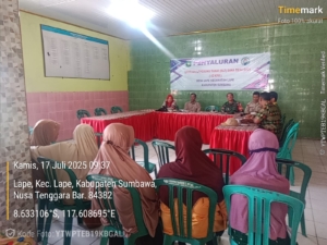 Sumbawa, NTB – Dalam upaya memastikan bantuan pemerintah tepat sasaran dan berjalan lancar, Bintara Pembina Desa (Babinsa) Desa Lape, Kecamatan Lape, Koptu Sukardin, melaksanakan kegiatan pendampingan penyaluran Bantuan Langsung Tunai Dana Desa (BLT-DD) kepada warga yang berhak menerima bantuan.  Kegiatan penyaluran BLT-DD ini berlangsung pada Kamis (17/07/2025), bertempat di Kantor Desa Lape. Sebanyak 42 warga yang telah terverifikasi sebagai penerima manfaat menerima bantuan untuk periode bulan Juli hingga September 2025.  Dalam keterangannya Anggota Koramil 1607-06/Lape Lopok, Koptu Sukardin, menyampaikan bahwa pendampingan ini merupakan bagian dari tugas Babinsa untuk mendukung program pemerintah desa serta menjaga ketertiban dan kelancaran selama proses penyaluran bantuan.  “Kami hadir untuk memastikan penyaluran bantuan berjalan tertib, aman, dan tepat sasaran. Bantuan ini diharapkan dapat meringankan beban ekonomi warga, terutama di tengah kondisi yang masih memerlukan perhatian khusus,” ujar Koptu Sukardin.  Kepala Desa Lape turut mengucapkan terima kasih atas kehadiran Babinsa yang selalu aktif mendampingi berbagai kegiatan di desa. Ia juga berharap agar bantuan yang disalurkan dapat dimanfaatkan sebaik-baiknya oleh masyarakat penerima.  Kegiatan penyaluran berjalan dengan lancar, tertib, dan penuh rasa syukur dari warga yang menerima bantuan. (Pendim Sumbawa)