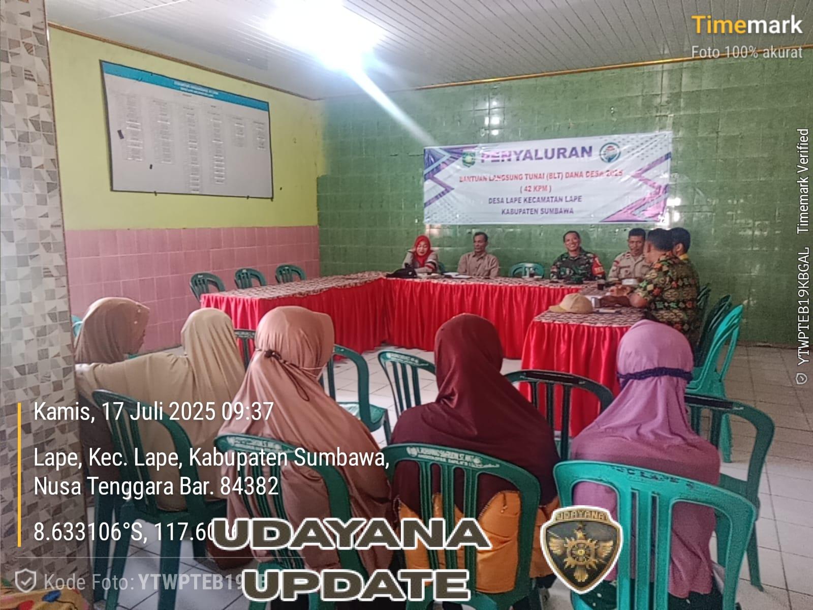 Sumbawa, NTB – Dalam upaya memastikan bantuan pemerintah tepat sasaran dan berjalan lancar, Bintara Pembina Desa (Babinsa) Desa Lape, Kecamatan Lape, Koptu Sukardin, melaksanakan kegiatan pendampingan penyaluran Bantuan Langsung Tunai Dana Desa (BLT-DD) kepada warga yang berhak menerima bantuan.  Kegiatan penyaluran BLT-DD ini berlangsung pada Kamis (17/07/2025), bertempat di Kantor Desa Lape. Sebanyak 42 warga yang telah terverifikasi sebagai penerima manfaat menerima bantuan untuk periode bulan Juli hingga September 2025.  Dalam keterangannya Anggota Koramil 1607-06/Lape Lopok, Koptu Sukardin, menyampaikan bahwa pendampingan ini merupakan bagian dari tugas Babinsa untuk mendukung program pemerintah desa serta menjaga ketertiban dan kelancaran selama proses penyaluran bantuan.  “Kami hadir untuk memastikan penyaluran bantuan berjalan tertib, aman, dan tepat sasaran. Bantuan ini diharapkan dapat meringankan beban ekonomi warga, terutama di tengah kondisi yang masih memerlukan perhatian khusus,” ujar Koptu Sukardin.  Kepala Desa Lape turut mengucapkan terima kasih atas kehadiran Babinsa yang selalu aktif mendampingi berbagai kegiatan di desa. Ia juga berharap agar bantuan yang disalurkan dapat dimanfaatkan sebaik-baiknya oleh masyarakat penerima.  Kegiatan penyaluran berjalan dengan lancar, tertib, dan penuh rasa syukur dari warga yang menerima bantuan. (Pendim Sumbawa)