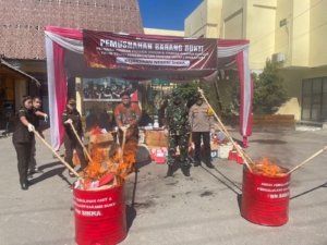 Dandim 1603/Sikka dan Kapolres Sikka Saksikan Pemusnahan Barang Bukti di Kejaksaan Negeri Sikka