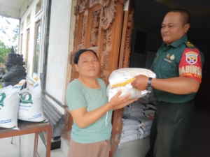 Tanggap dan Peduli, Babinsa Bresela Hadir Langsung Awasi Distribusi Bantuan Kemensos