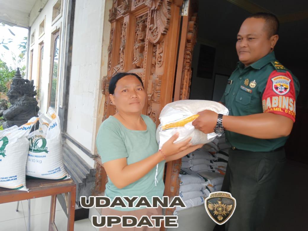 Tanggap dan Peduli, Babinsa Bresela Hadir Langsung Awasi Distribusi Bantuan Kemensos