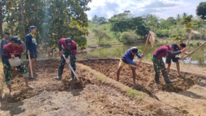 Peduli Ketahanan Pangan, Satgas Yonif 741/GN Bersama Mahasiswa KKN dari UGM dan Undana Olah Lahan Kosong