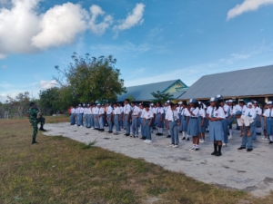 Babinsa Koramil 02/Rindi Umalulu Latih PBB di Hari Kedua MPLS SMAN 1 Rindi