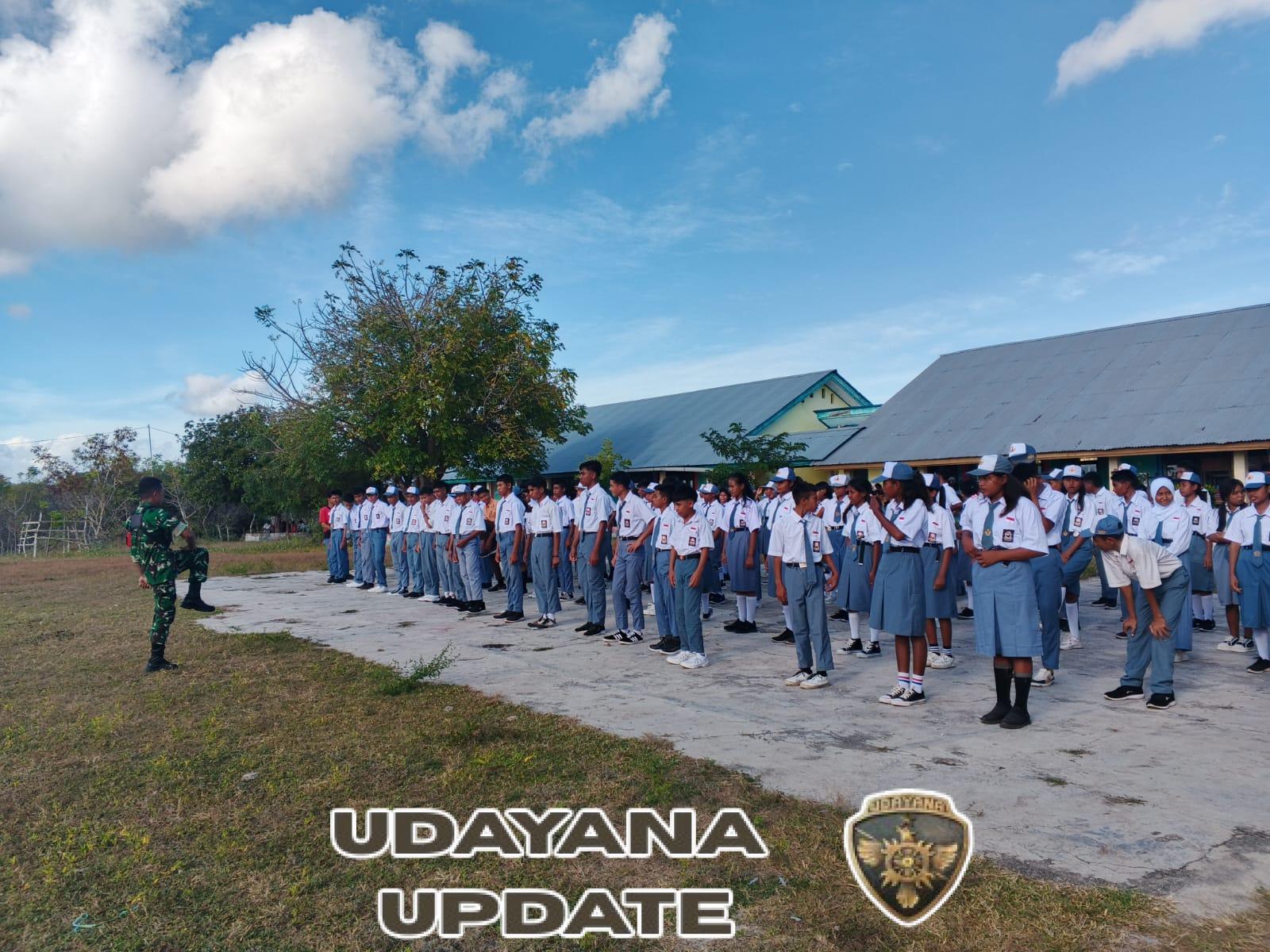 Babinsa Koramil 02/Rindi Umalulu Latih PBB di Hari Kedua MPLS SMAN 1 Rindi