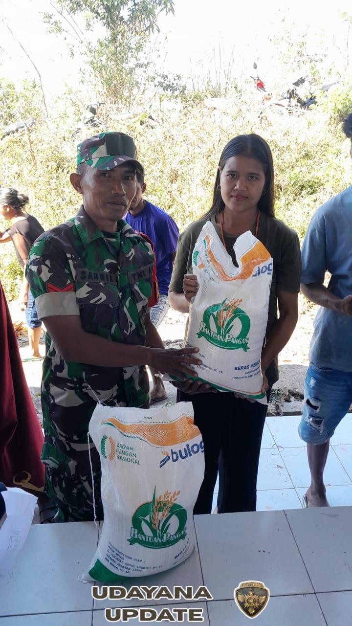 Babinsa Waingapu Dampingi Penyaluran Bantuan Beras Pangan Kemensos untuk Warga Desa Pambotanjara