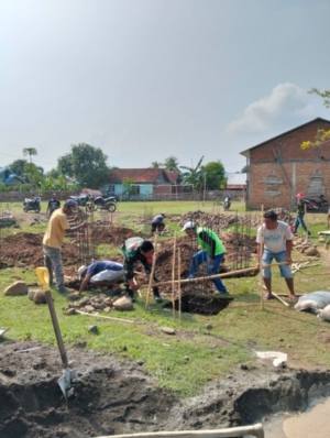 Babinsa Desa Lune Bersama Warga Gotong Royong Bangun Pondasi Mushola Al-Muhsin