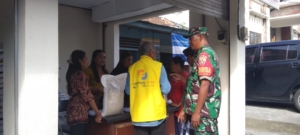 Babinsa Blahbatuh Awasi Langsung Penyaluran 350 Sak Beras untuk Warga Binaan