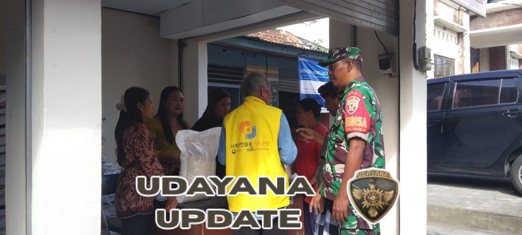 Babinsa Blahbatuh Awasi Langsung Penyaluran 350 Sak Beras untuk Warga Binaan