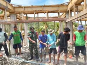Gotong Royong Bangun Masjid Al Qiblatain, Babinsa Rababaka Turun Tangan
