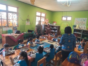 Babinsa Ba’a Dukung Program Makanan Bergizi Gratis Untuk Anak Sekolah