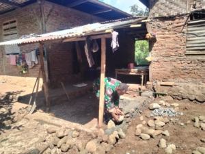 Babinsa Alor Selatan Ajak Pemuda Gotong Royong Bangun Fondasi Dapur Warga Subo