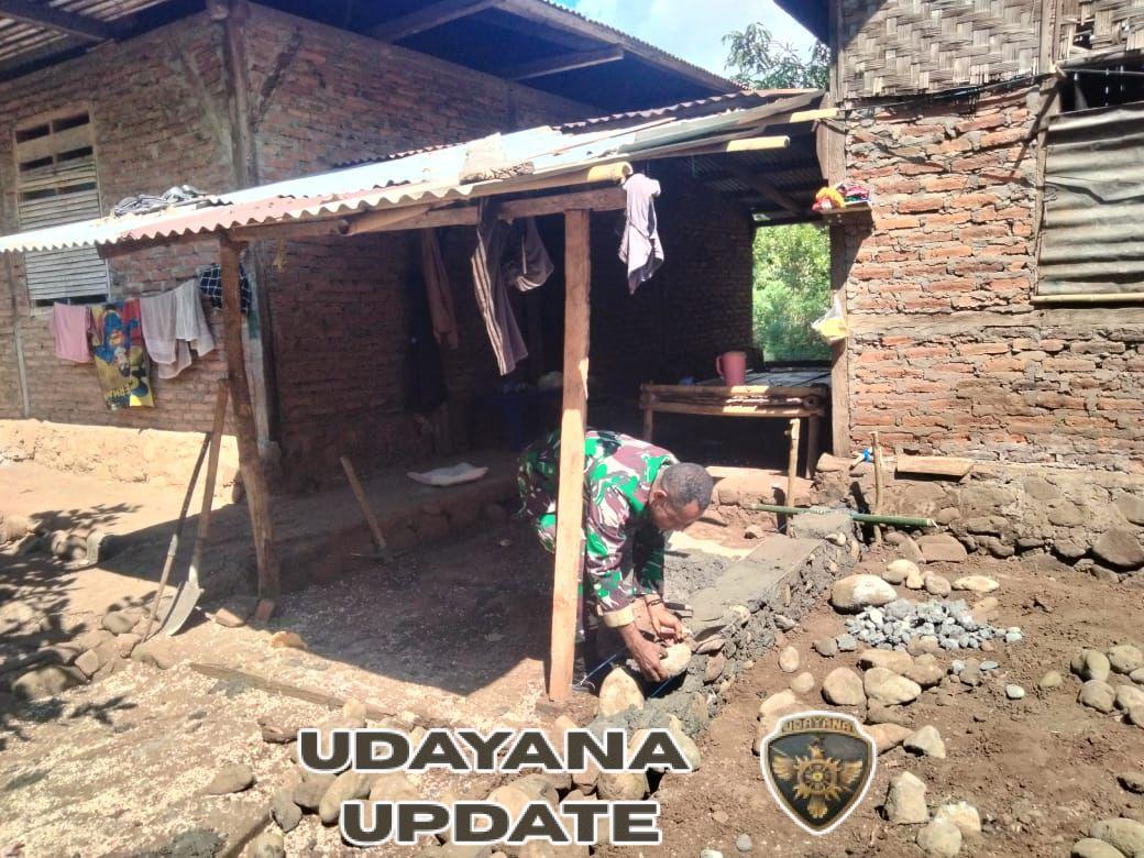 Babinsa Alor Selatan Ajak Pemuda Gotong Royong Bangun Fondasi Dapur Warga Subo