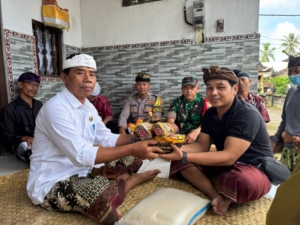 Babinsa Dan Bhabinkamtibmas Bersama Pemdes Bakas Melayat Ke Rumah Duka Warga