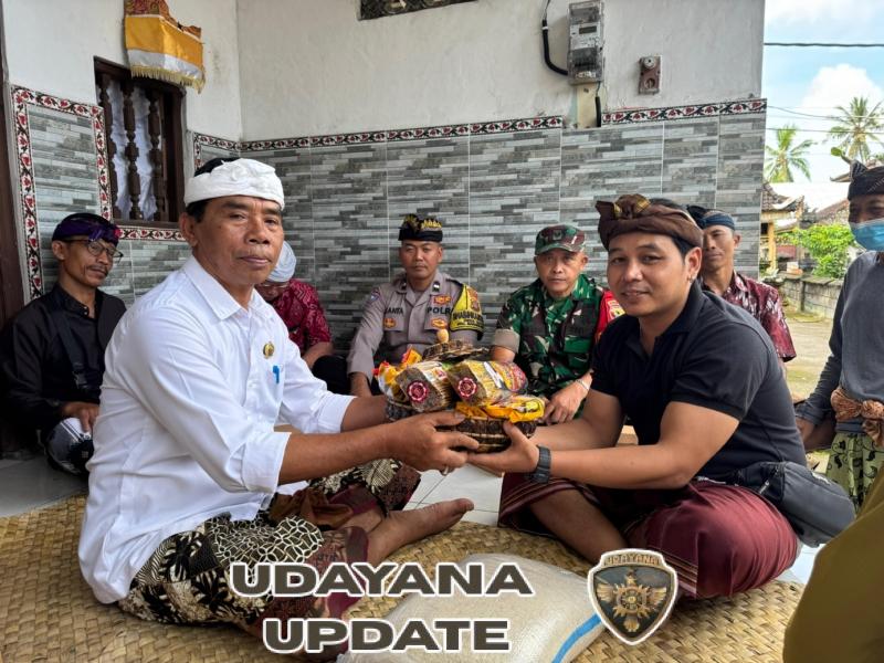Babinsa Dan Bhabinkamtibmas Bersama Pemdes Bakas Melayat Ke Rumah Duka Warga