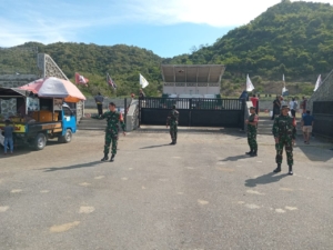 Kodim 1628/Sumbawa Barat Laksanakan PAM Pertandingan Sepak Bola di GOR Lalu Mangaparang