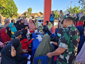 TNI dan Warga Brang Rea Gelar Senam Sehat dan Pemeriksaan Kesehatan Gratis