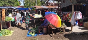 Babinsa Patroli Wilayah Komsos Dengan Warga  dan Pantau Aktifitas Pasar Tradisional