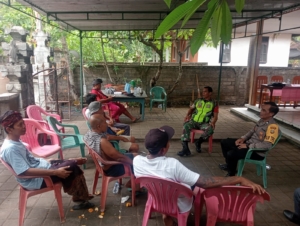 Babinsa Desa Sambirenteng dan Bhabinkamtibmas Jalin Komsos dengan Warga