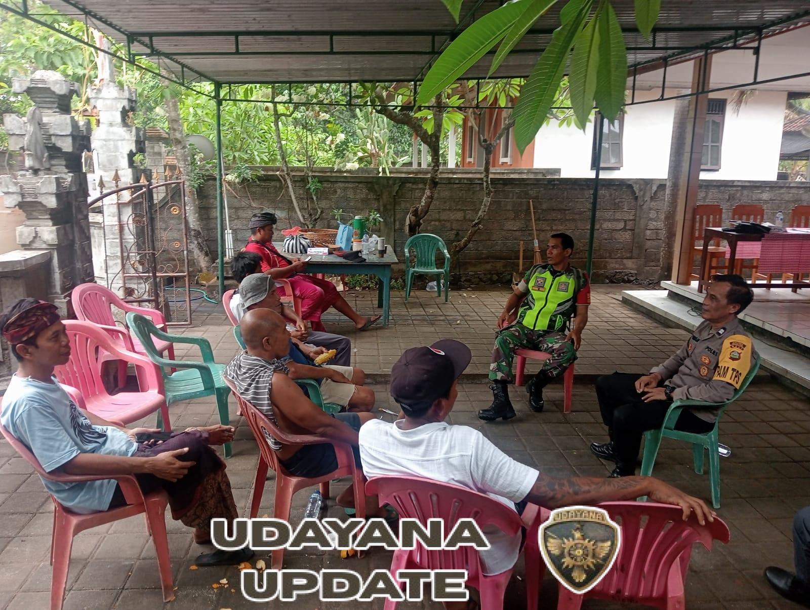 Babinsa Desa Sambirenteng dan Bhabinkamtibmas Jalin Komsos dengan Warga