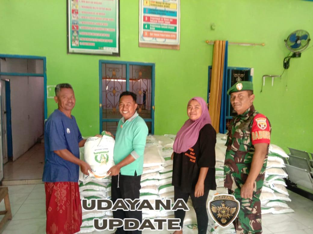 Babinsa Jambu Kawal Penyaluran 4 Ton Beras untuk 203 KK