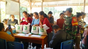 Babinsa Koramil 05/Waingapu Dampingi Penyaluran Beras untuk 380 Warga Desa Kambatatana
