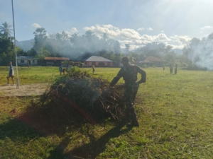 Sambut HUT RI Ke 80, Babinsa Koramil 06/Karera Bersama Warga Laksanakan Kerja Bakti