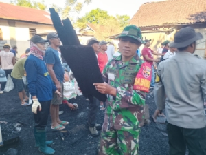 Danramil Alas Pimpin Gotong Royong Bersihkan Sisa Kebakaran di Desa Marente