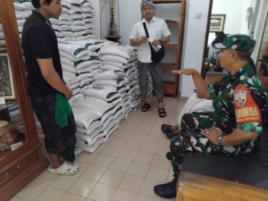 Babinsa Mas Kawal Penyaluran 300 Karung Beras CBP 2025 untuk Warga Desa Mas