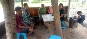 Babinsa Koramil 1618-05/Biut Aktif Laksanakan Komsos, Pantau Situasi Keamanan di Wilayah Binaan